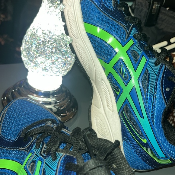 #352- (7)ASICS women’s gel cushion Running shoes - Picture 7 of 8